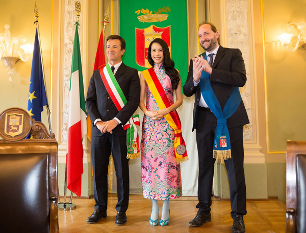 莫文蔚魅力襲卷歐洲 受封貝加莫文化大使