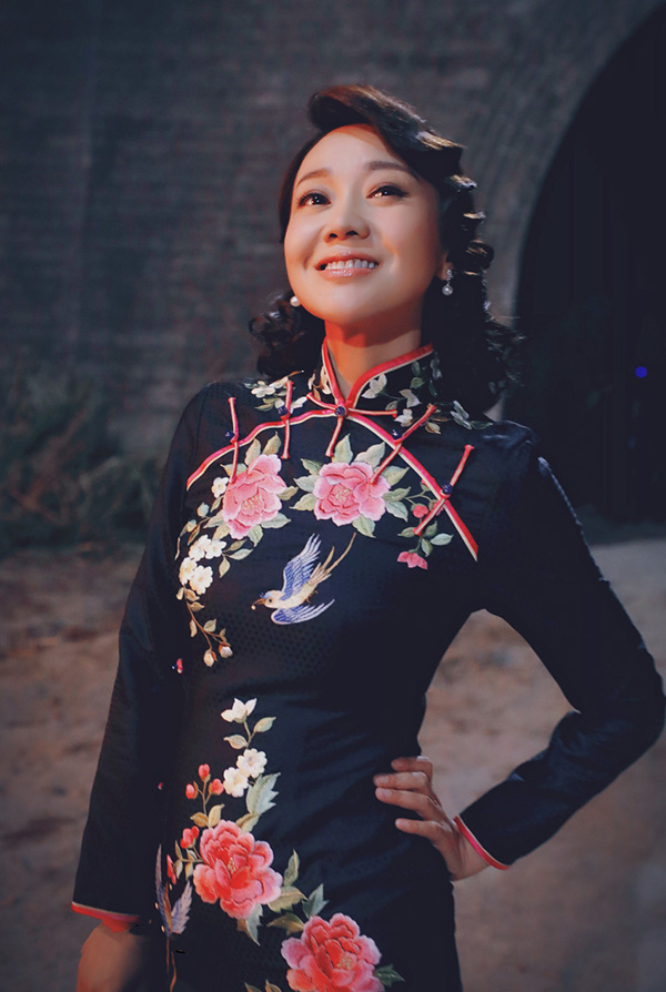 �Z��������ɫ�����ی����ع⣬�Mչ��Ů�����L�顣