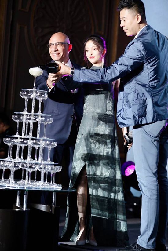 ���غ�ī�Gɫ���ۃ�������������߳�����Ů��