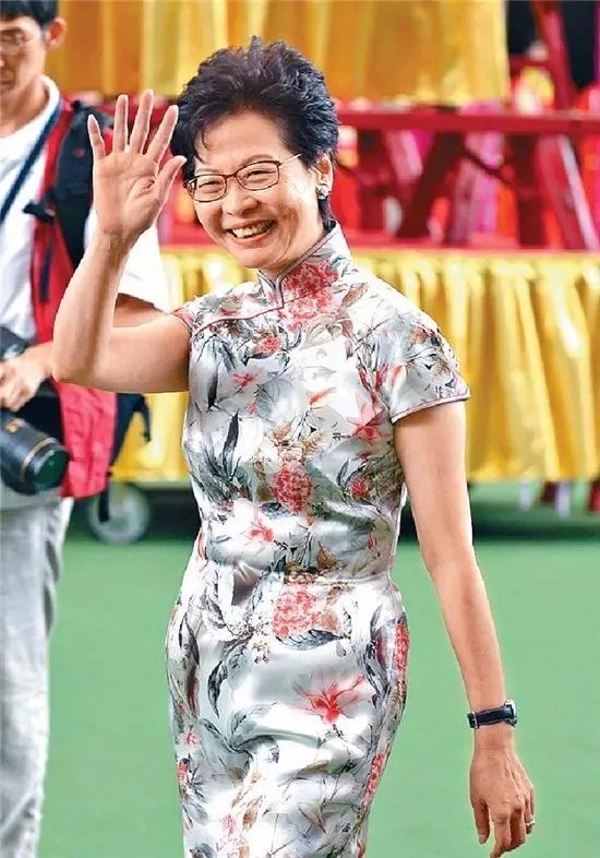 ��F��־����ˮ���飬ϲ�g�����۵�����Ů��