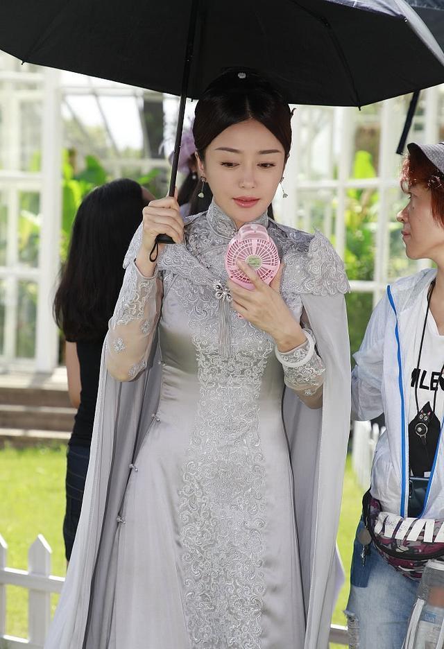 秦嵐穿旗袍裙,好身材展示得淋漓極致